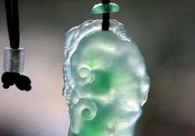 解读女性戴左手中指戒指的寓意